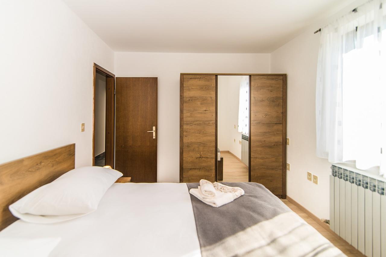 Apartments Dino Porec Bagian luar foto