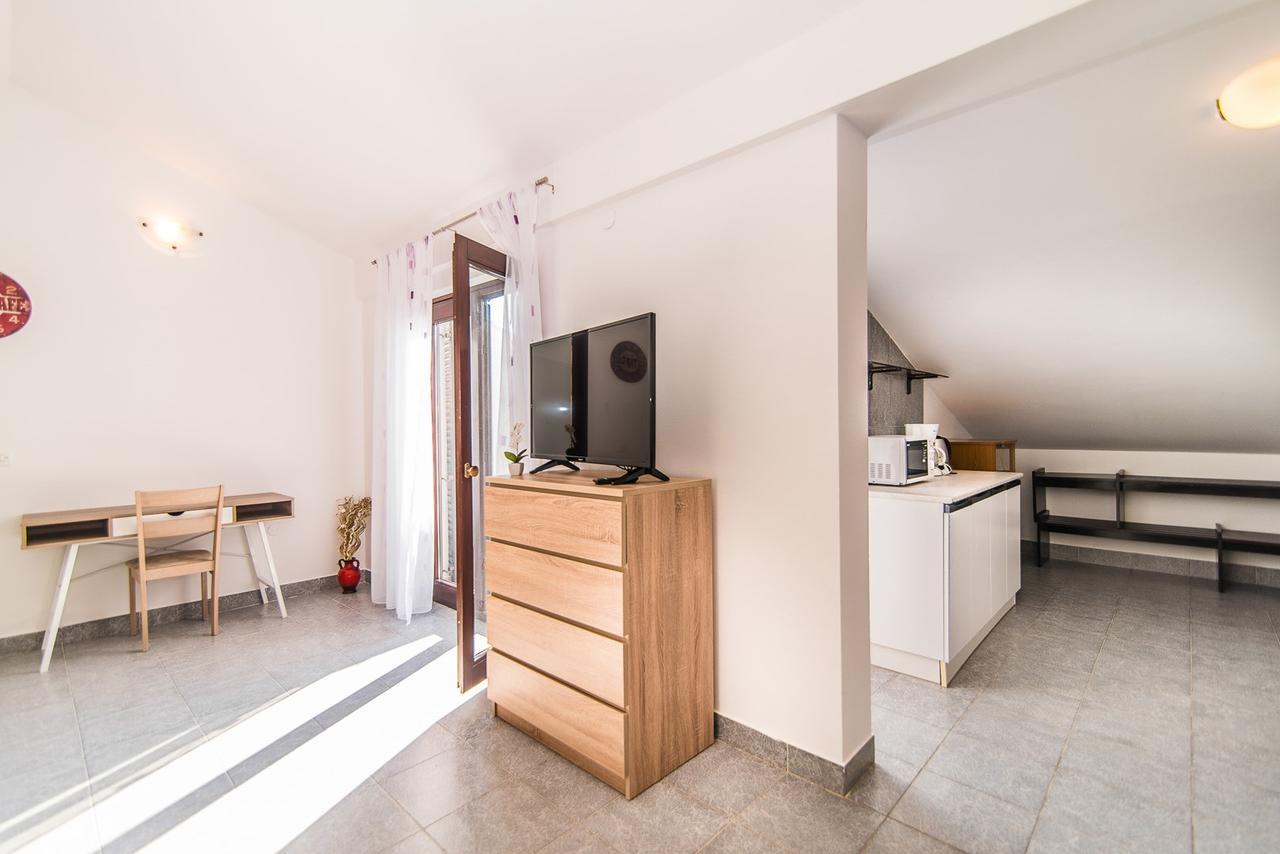Apartments Dino Porec Bagian luar foto