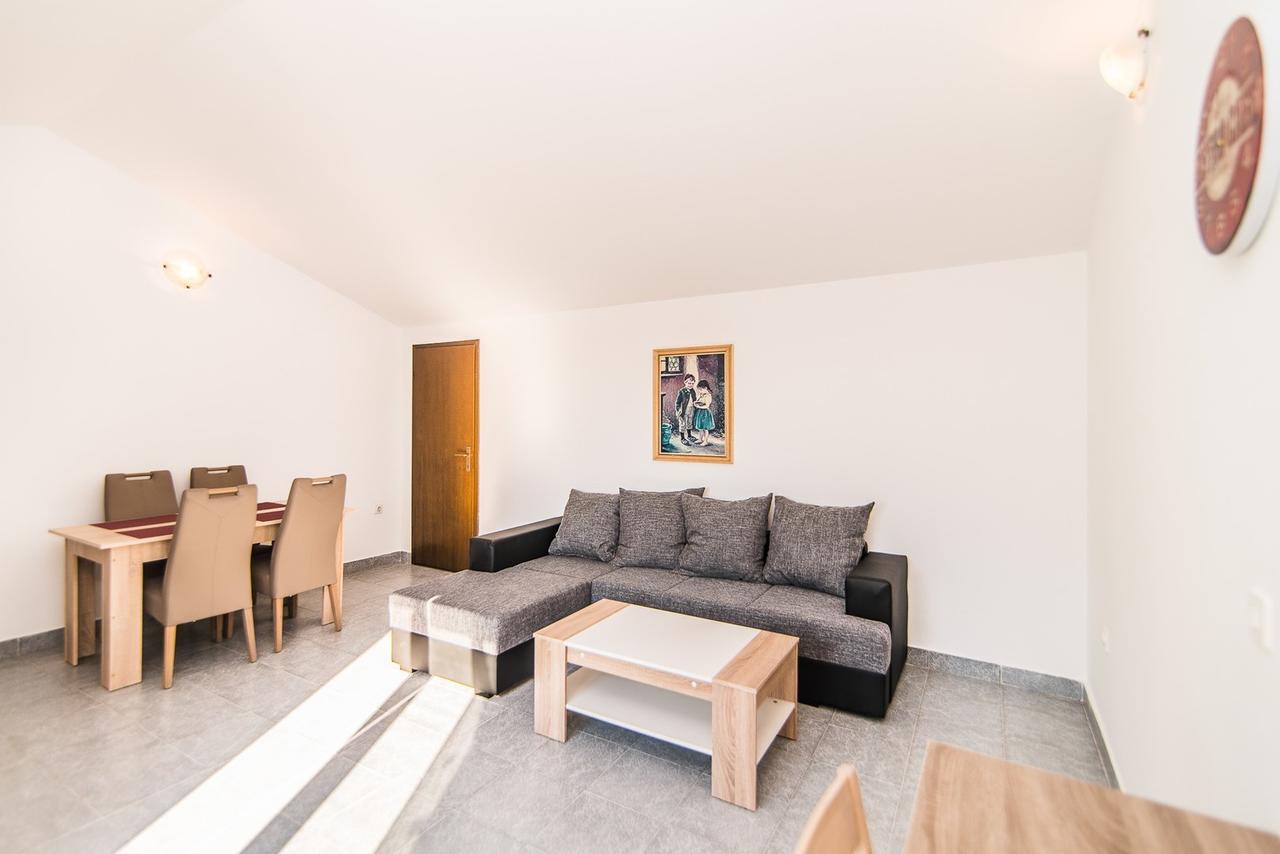 Apartments Dino Porec Bagian luar foto