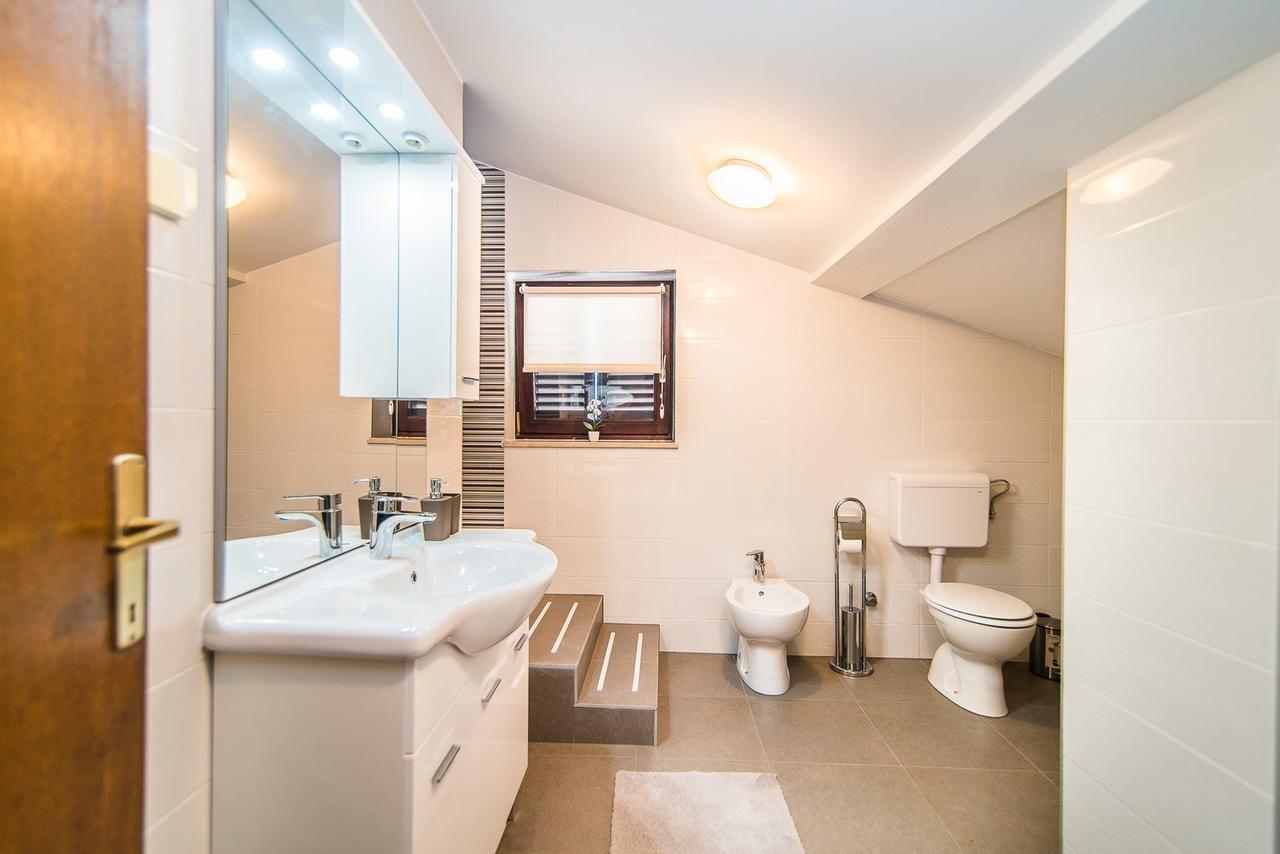 Apartments Dino Porec Bagian luar foto